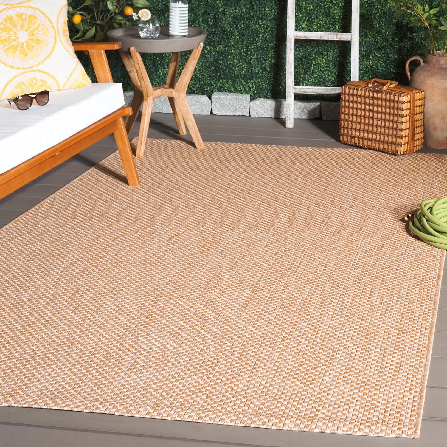 SAFAVIEH Courtyard Collection 4ft x 5ft 7in Natural/Cream Mat