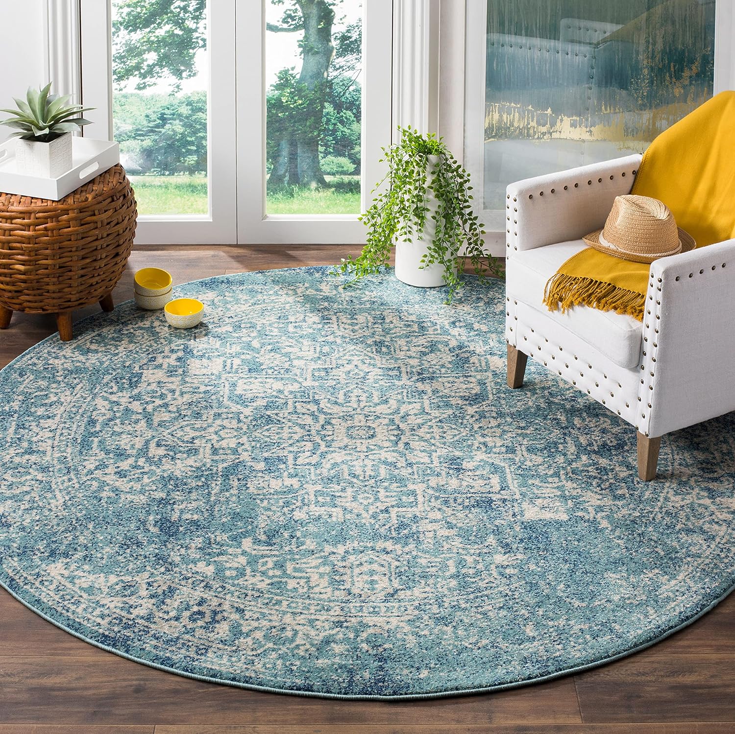 SAFAVIEH Evoke Collection Area Rug - 9ft Round, Blue & Ivory