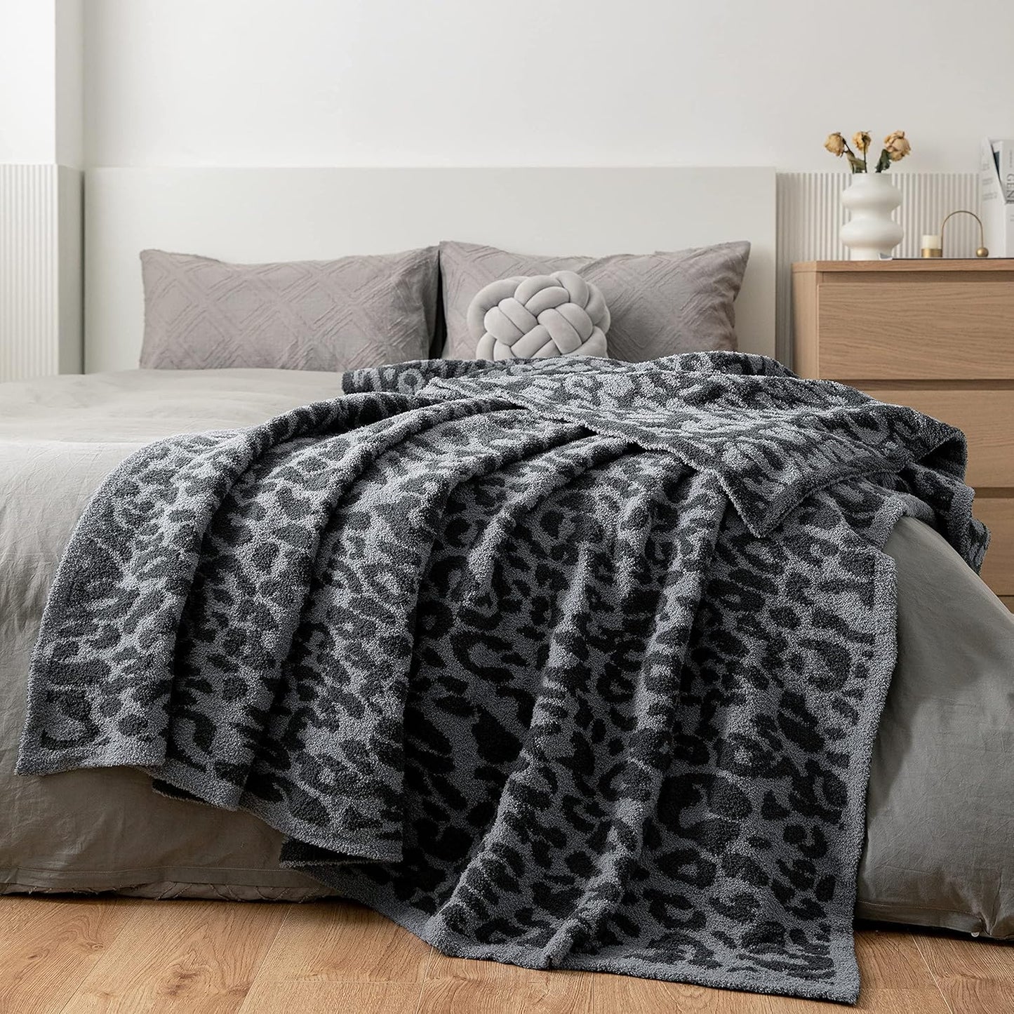 Large Soft Micro Plush Leopard Blanket for Cozy Comfort