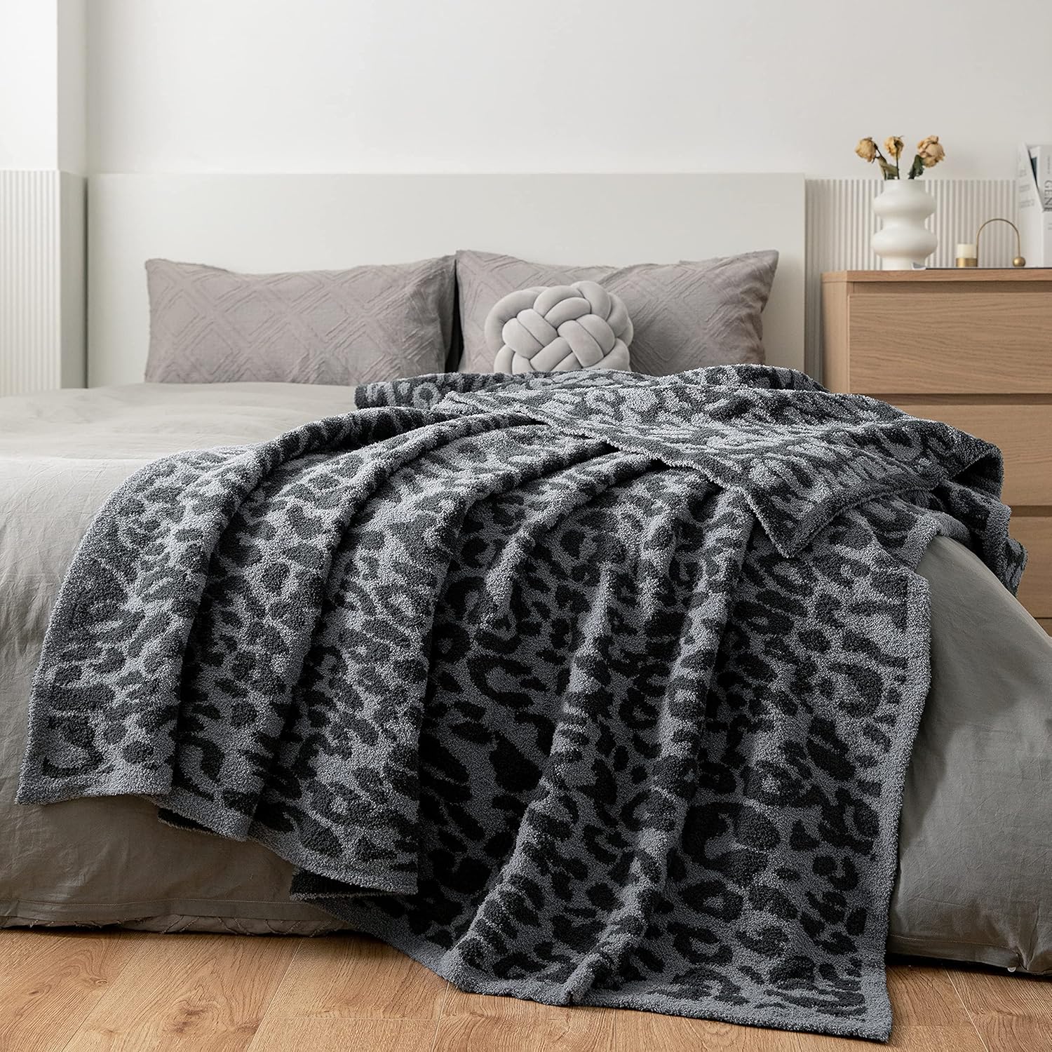 Large Soft Micro Plush Leopard Blanket for Cozy Comfort