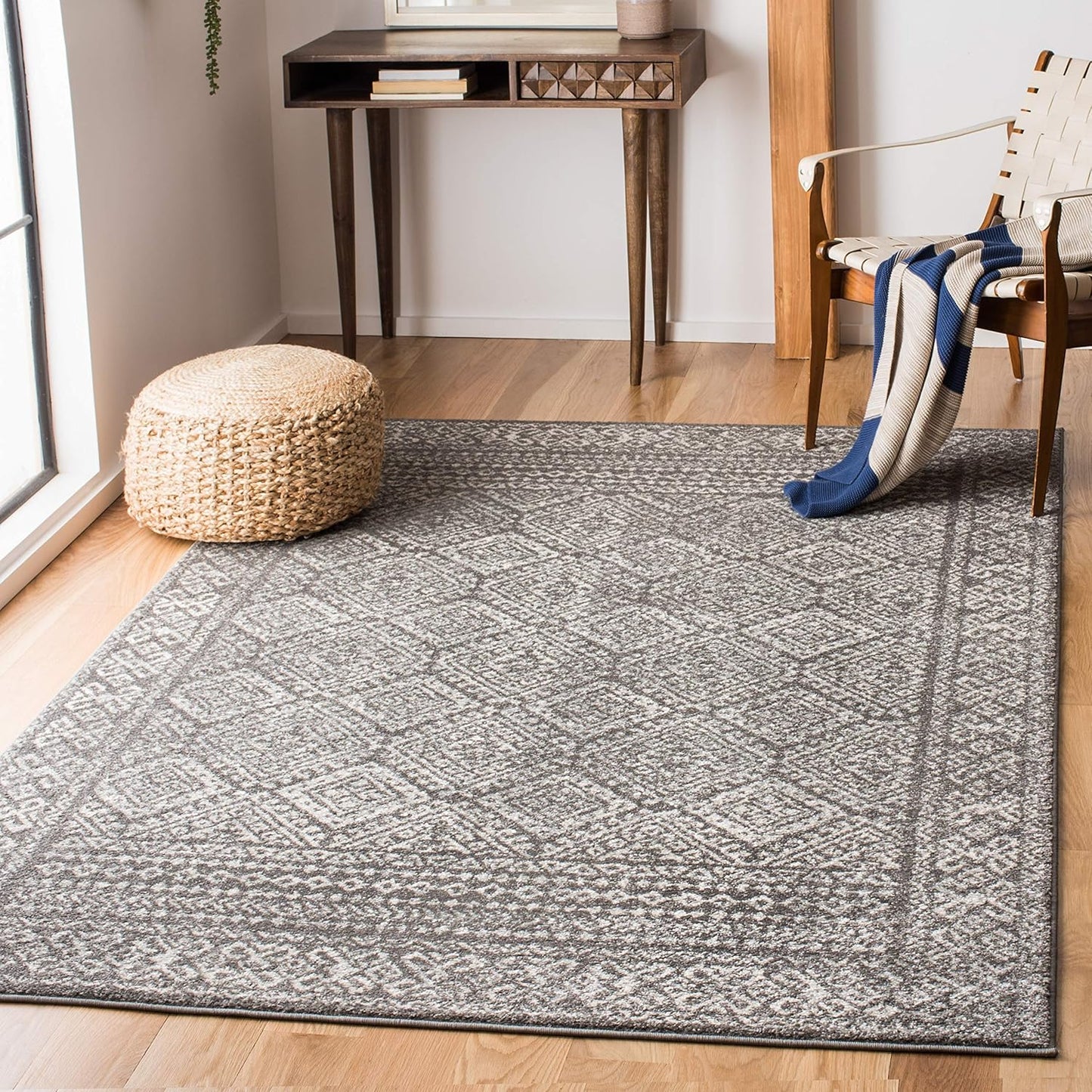 SAFAVIEH Tulum Collection Area Rug - Stylish & Durable Design