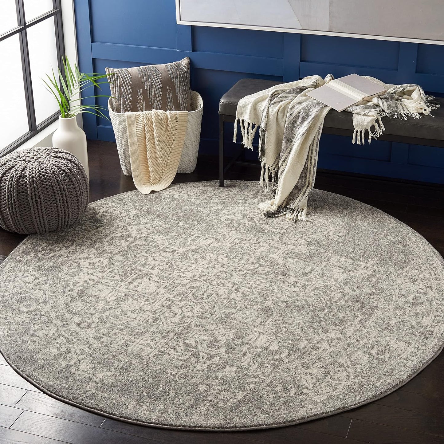 SAFAVIEH Evoke Collection Area Rug - 5ft 3in Round, Silver & Ivory