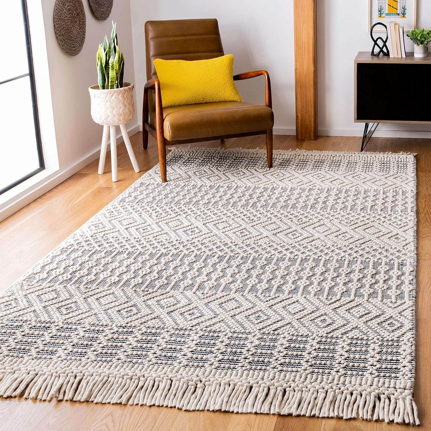 SAFAVIEH Natura Collection Area Rug - Handmade Boho Wool Fringe