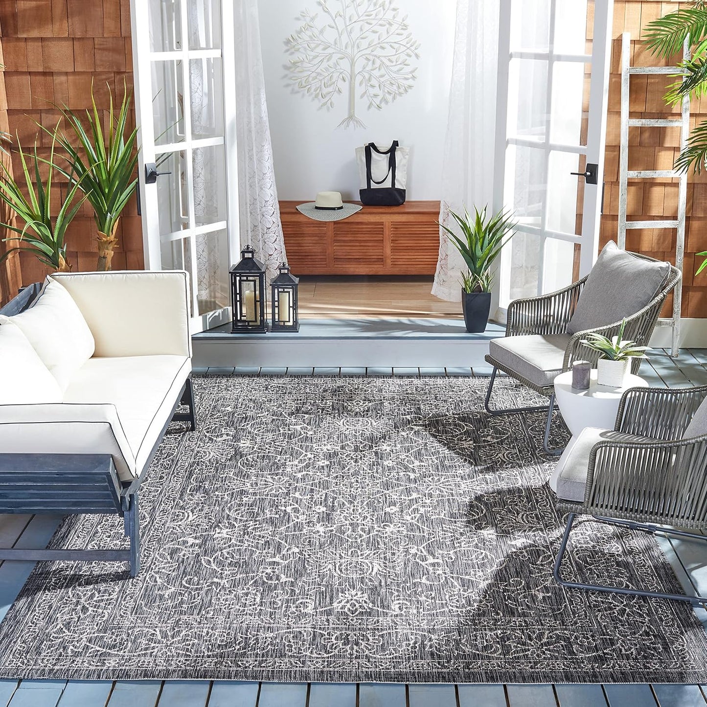 SAFAVIEH Courtyard Collection Area Rug - Stylish & Durable