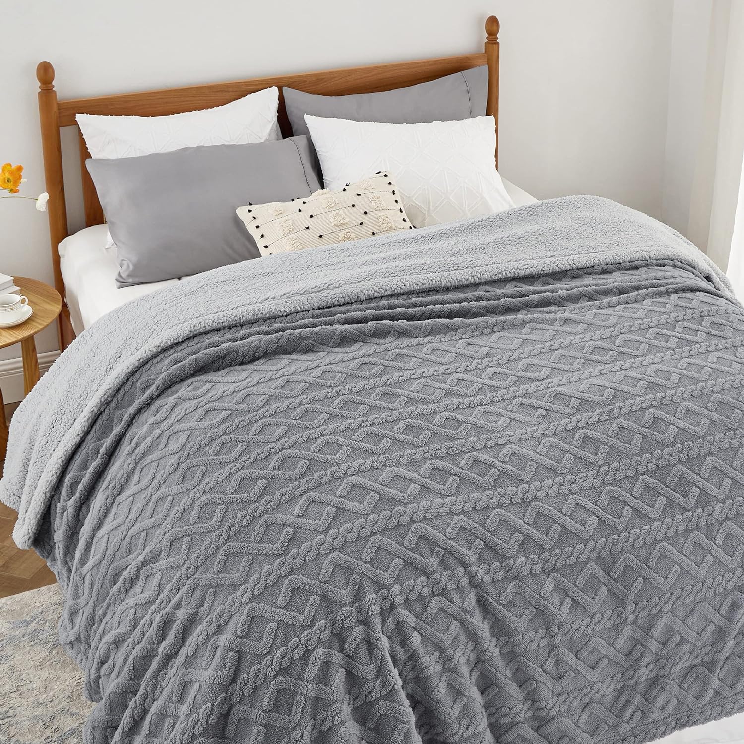 Bedsure Sherpa Queen Size Blanket - Cozy Fleece Throw for All Seasons