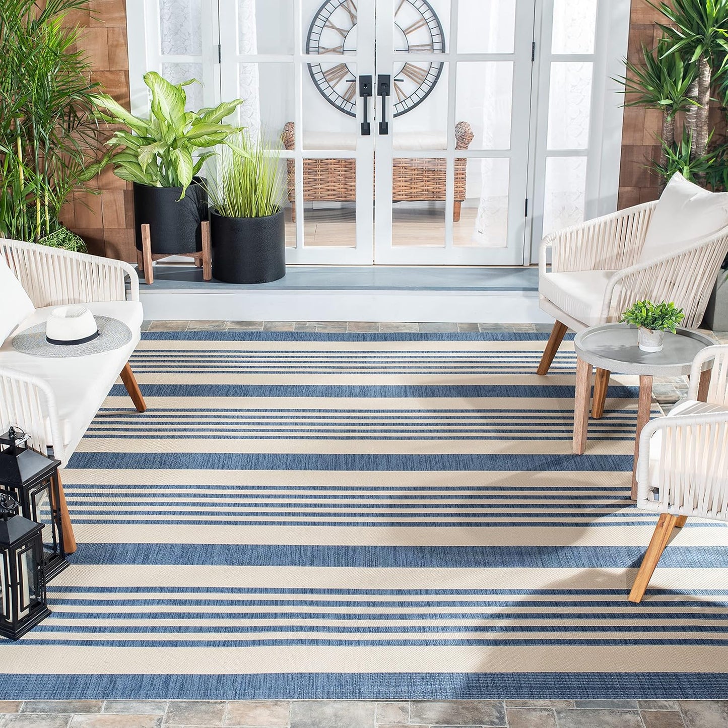 SAFAVIEH Courtyard Collection Area Rug - Stylish & Durable