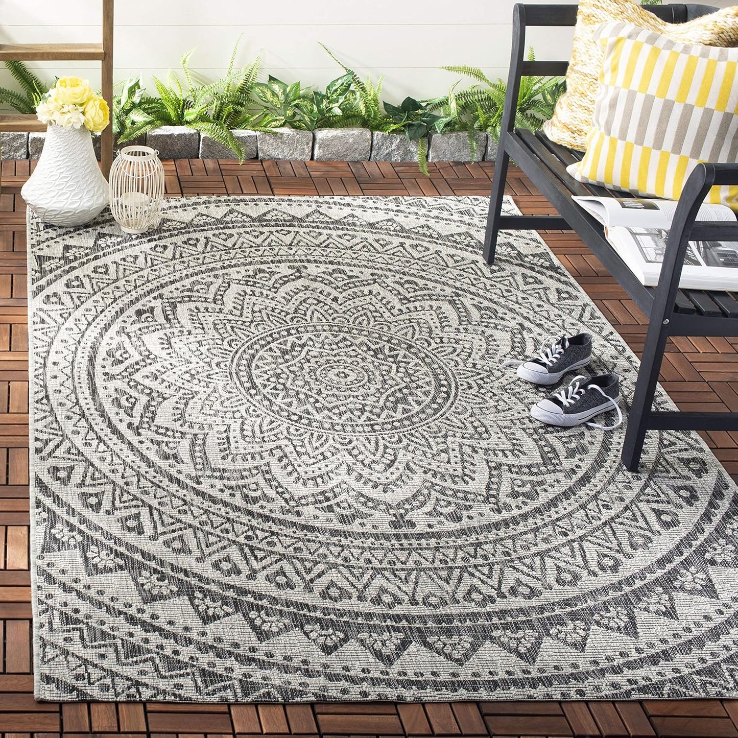 SAFAVIEH Courtyard Collection Area Rug - Stylish & Durable