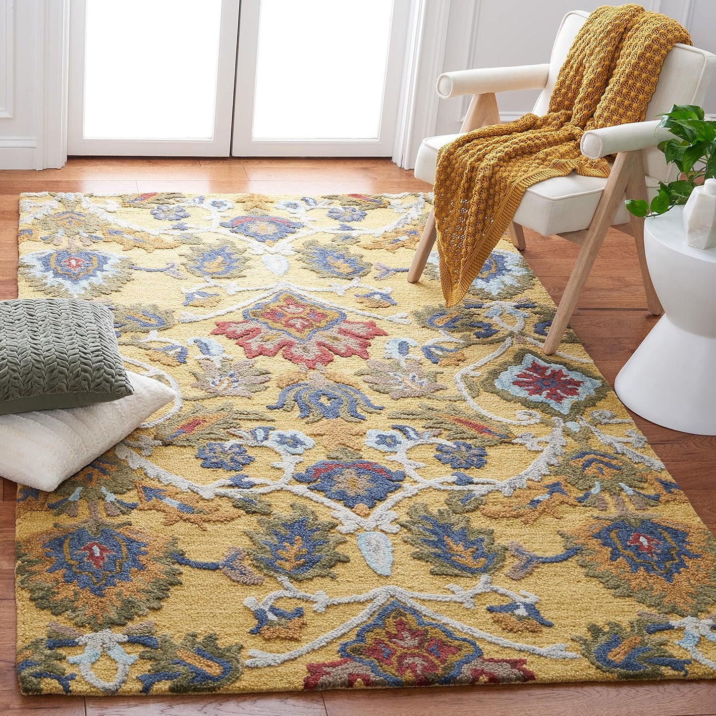 SAFAVIEH Blossom Collection Accent Rug - Handmade Wool 4ft x 6ft
